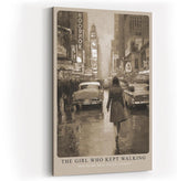 Paul Sinus Wandbild in 40x60cm The Girl Who Kept Walking Retro City Street Scene in Sepia with Vintage Cars and Rainy Atmosphere