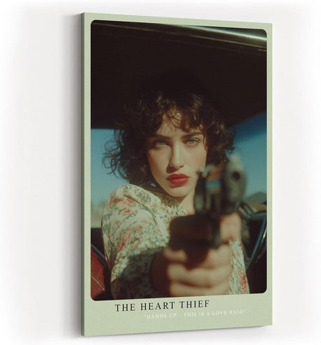 Paul Sinus Wandbild in 40x60cm The Heart Thief Porträt einer Frau mit entschlossenem Blick, die eine Pistole direkt auf den Betrachter richtet
