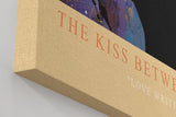 Paul Sinus Wandbild in 40x60cm The Kiss Between Stars – abstrakte Silhouetten im kosmischen Lichtspiel, kunstvolle Darstellung von Nähe und Universum