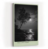 Paul Sinus Wandbild in 40x60cm The Last Light – poetische Schwarz-Weiß-Landschaft mit Baum und reflektierendem Mondlicht auf dem Wasser