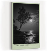 Paul Sinus Wandbild in 40x60cm The Last Light – poetische Schwarz-Weiß-Landschaft mit Baum und reflektierendem Mondlicht auf dem Wasser