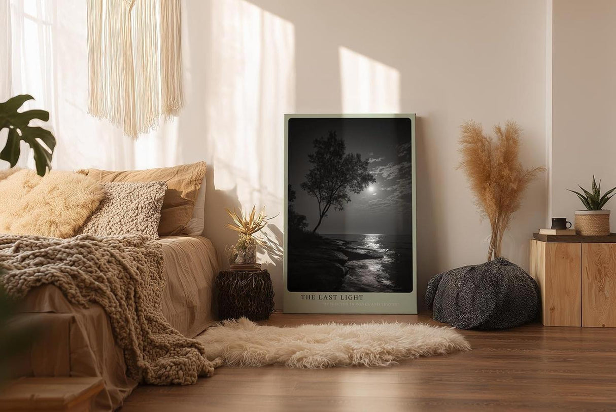 Paul Sinus Wandbild in 40x60cm The Last Light – poetische Schwarz-Weiß-Landschaft mit Baum und reflektierendem Mondlicht auf dem Wasser