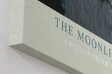 Paul Sinus Wandbild in 40x60cm The Moonlit Monarch – stolzer Hirsch unter dem Mondlicht, kunstvolle Waldillustration in tiefen Blautönen