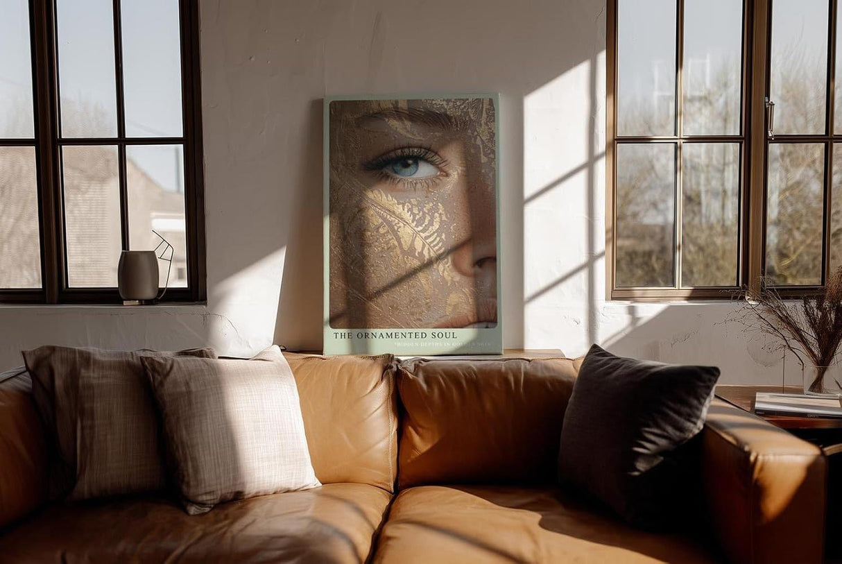 Paul Sinus Wandbild in 40x60cm The Ornamented Soul – Detailreiches Porträt mit ornamentaler Goldprägung und blauem Auge