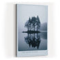 Paul Sinus Wandbild in 40x60cm The Quiet Place – Nebelige Bauminsel mit Spiegelung im See, beruhigendes Naturmotiv in sanften Blautönen