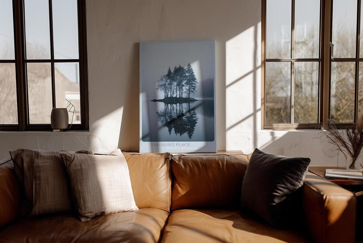 Paul Sinus Wandbild in 40x60cm The Quiet Place – Nebelige Bauminsel mit Spiegelung im See, beruhigendes Naturmotiv in sanften Blautönen