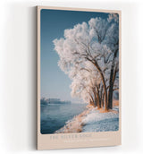 Paul Sinus Wandbild in 40x60cm The Silver Edge – Winterliche Flusslandschaft mit schneebedeckten Bäumen, elegante Naturdarstellung in kühlen Tönen