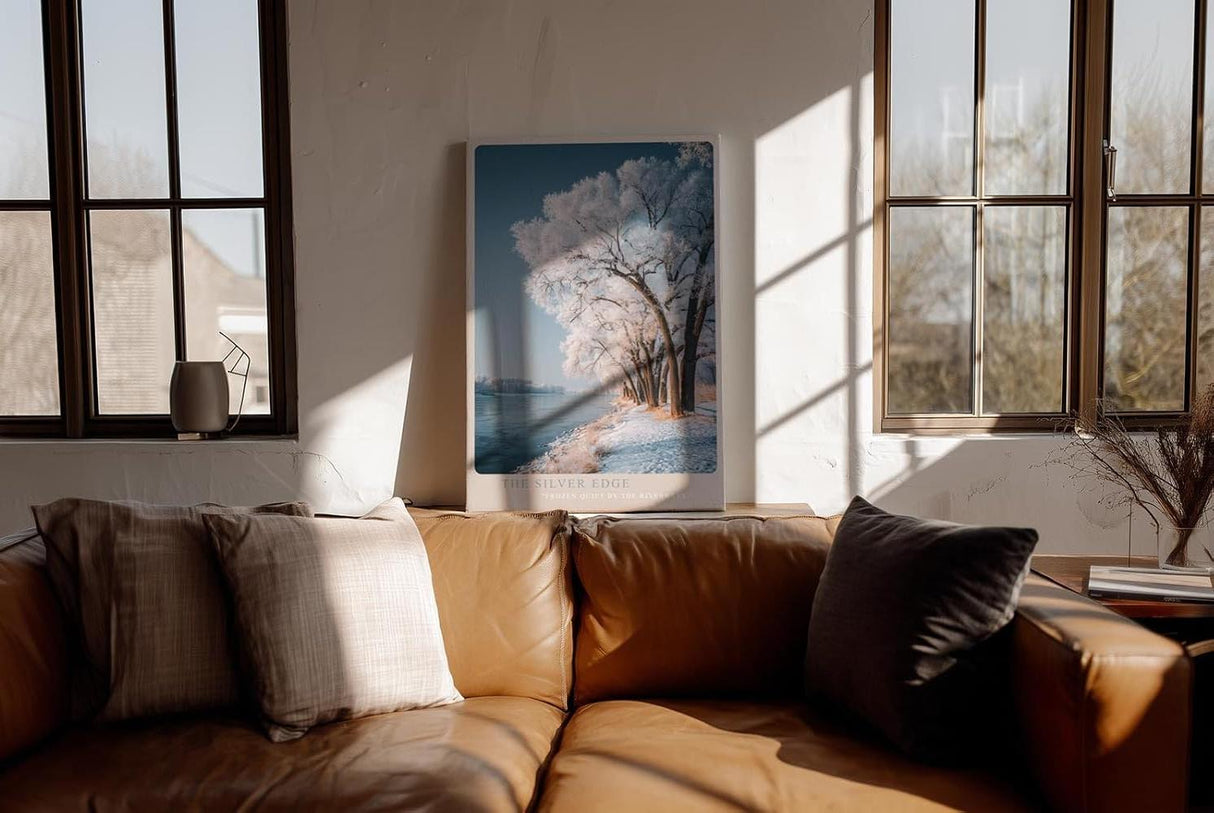 Paul Sinus Wandbild in 40x60cm The Silver Edge – Winterliche Flusslandschaft mit schneebedeckten Bäumen, elegante Naturdarstellung in kühlen Tönen
