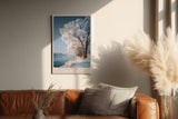 Paul Sinus Wandbild in 40x60cm The Silver Edge – Winterliche Flusslandschaft mit schneebedeckten Bäumen, elegante Naturdarstellung in kühlen Tönen