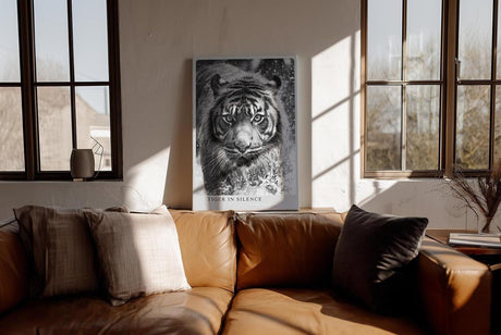 Paul Sinus Wandbild in 40x60cm Tiger in Silence – Ausdrucksstarkes Schwarz-Weiß-Porträt eines Tigers im Wasser