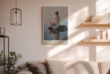 Paul Sinus Wandbild in 40x60cm Touched by Heaven – Ausdrucksstarkes Porträt einer Frau im weißen Kleid, sitzend auf einem Felsen im Wasser bei sanftem Tageslicht