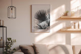 Paul Sinus Wandbild in 40x60cm Tropical Monochrome – stilvolle Palmenblätter in Schwarz-Weiß Fotokunst für modernes Wohndesign auf hochwertiger Leinwand