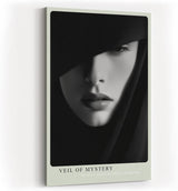 Paul Sinus Wandbild in 40x60cm Veil of Mystery – geheimnisvolles Schwarz-Weiß-Porträt mit verhülltem Blick für elegante Raumgestaltung