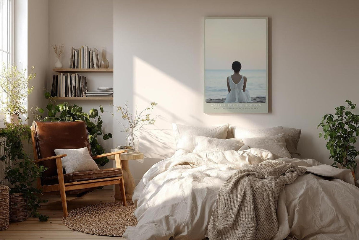 Paul Sinus Wandbild in 40x60cm Waiting for the Horizon – Frau in weißem Kleid am Strand mit Blick auf das Meer bei sanftem Sonnenuntergang