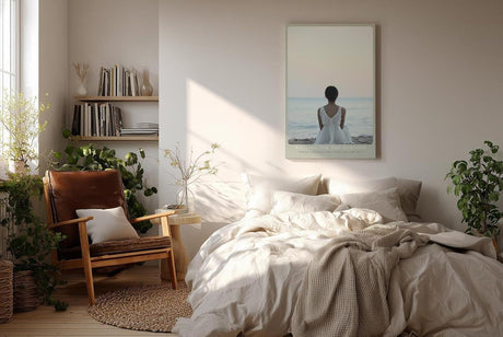 Paul Sinus Wandbild in 40x60cm Waiting for the Horizon – Frau in weißem Kleid am Strand mit Blick auf das Meer bei sanftem Sonnenuntergang