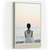 Paul Sinus Wandbild in 40x60cm Waiting for the Horizon – Frau in weißem Kleid am Strand mit Blick auf das Meer bei sanftem Sonnenuntergang