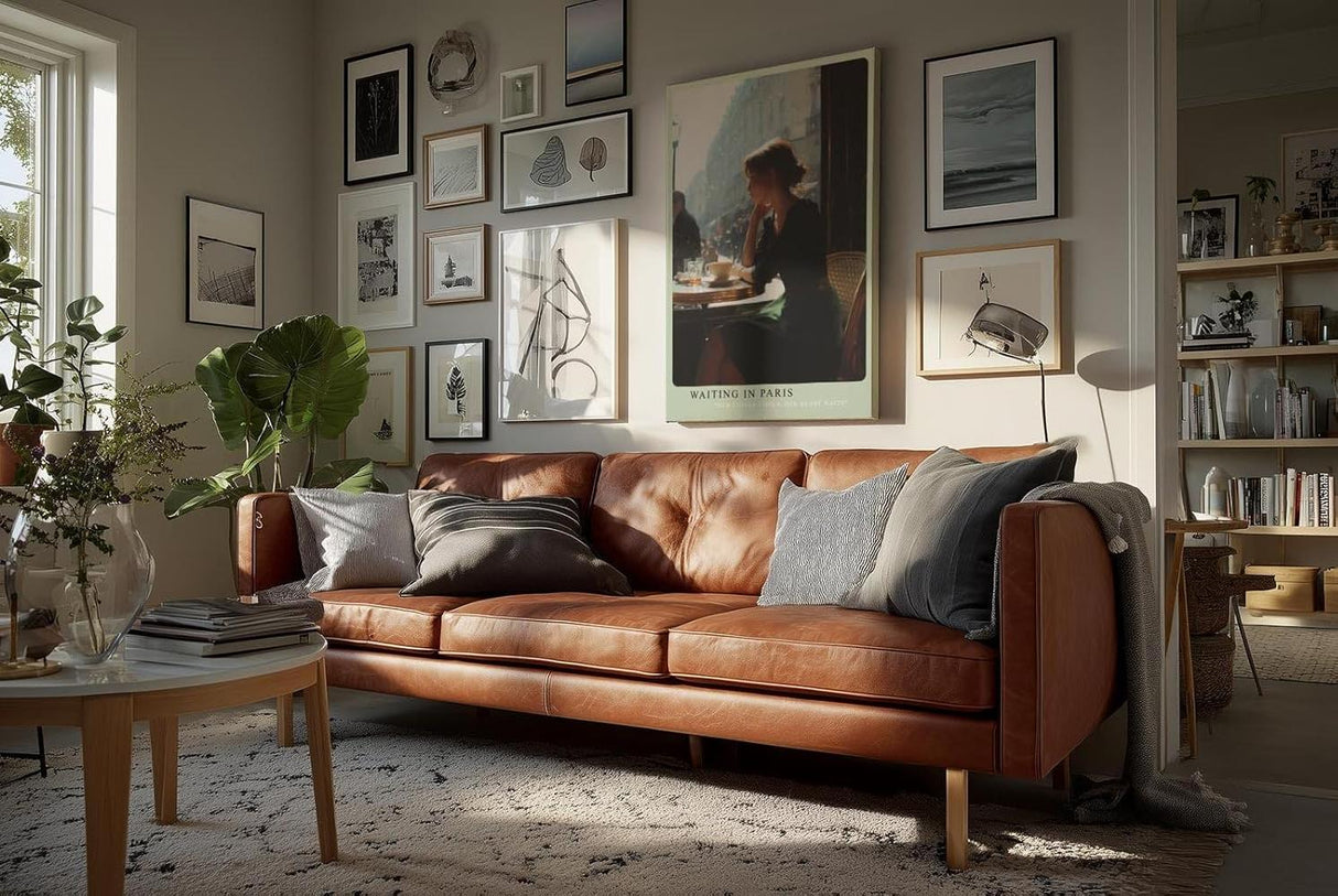 Paul Sinus Wandbild in 40x60cm Waiting in Paris – Ausdrucksstarke Szene einer Frau am Café-Tisch in Paris, nachdenklich ins Straßenleben blickend, moderne Bilder in warmen Farbtönen