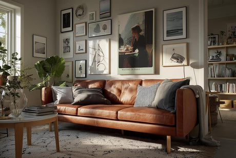 Paul Sinus Wandbild in 40x60cm Waiting in Paris – Ausdrucksstarke Szene einer Frau am Café-Tisch in Paris, nachdenklich ins Straßenleben blickend, moderne Bilder in warmen Farbtönen