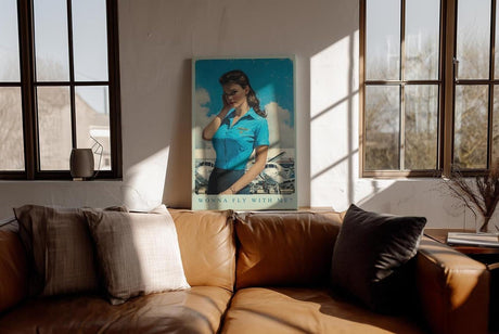 Paul Sinus Wandbild in 40x60cm Wonna Fly With Me mit charmanter Frau im Retro-Stil vor kleinen Flugzeugen für stilvolle Wandgestaltung