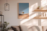 Paul Sinus Wandbild in 40x60cm einzelner Baum auf weiter Landschaft unter blauem Himmel – minimalistisches Naturmotiv für moderne Wohnräume