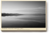 Paul Sinus Wandbild 120x80cm ruhige See Landschaft Schwarz Weiss minimalistische Natur Fotokunst elegantes Kunstposter zeitlose Wanddekoration fuer Wohnzimmer Schlafzimmer Büro Flur