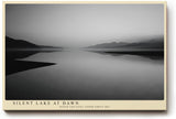 Paul Sinus Wandbild 120x80cm ruhiger See mit Bergen minimalistische Schwarz Weiss Landschaft modernes Kunstposter stilvolle Wanddekoration fuer Wohnzimmer Schlafzimmer Büro