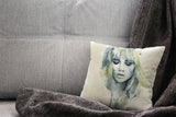 Suki_Waterhouse_IIKJsXK5el0SkKd_1280x1280.jpg