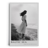 Paul Sinus Leinwandbild 60x90cm Baltic Sea Germany Leinwandbild elegante Frau am Strand in Schwarz-Weiß poetische Küstenstimmung