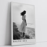 Paul Sinus Leinwandbild 60x90cm Baltic Sea Germany Leinwandbild elegante Frau am Strand in Schwarz-Weiß poetische Küstenstimmung