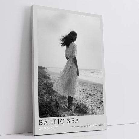 Paul Sinus Leinwandbild 60x90cm Baltic Sea Germany Leinwandbild elegante Frau am Strand in Schwarz-Weiß poetische Küstenstimmung