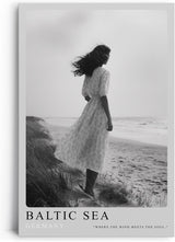 Paul Sinus Leinwandbild 60x90cm Baltic Sea Germany Leinwandbild elegante Frau am Strand in Schwarz-Weiß poetische Küstenstimmung