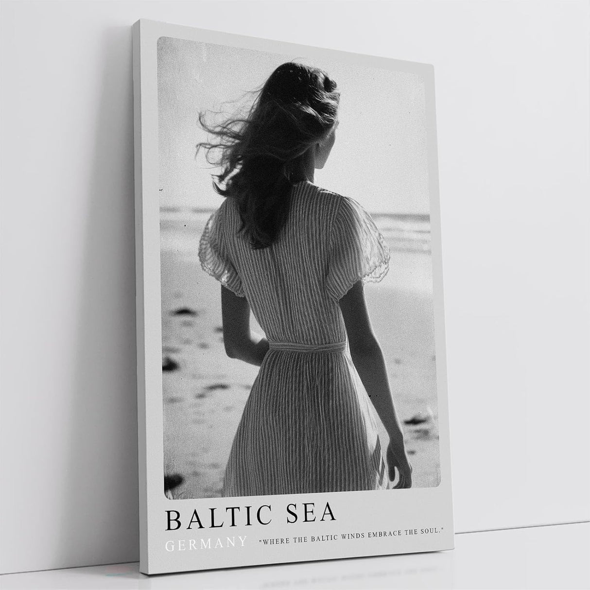 Paul Sinus Leinwandbild 60x90cm Baltic Sea Germany Leinwandbild romantische Frau am Strand in Schwarz-Weiß nostalgische Küstenstimmung