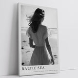 Paul Sinus Leinwandbild 60x90cm Baltic Sea Germany Leinwandbild romantische Frau am Strand in Schwarz-Weiß nostalgische Küstenstimmung