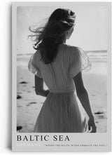 Paul Sinus Leinwandbild 60x90cm Baltic Sea Germany Leinwandbild romantische Frau am Strand in Schwarz-Weiß nostalgische Küstenstimmung