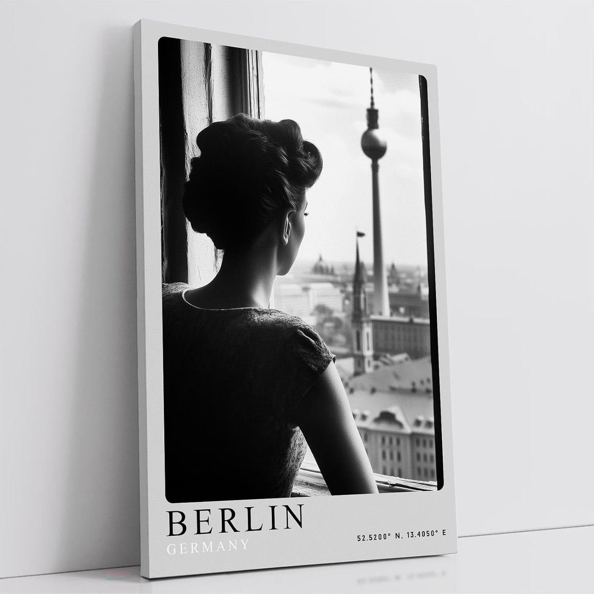 Paul Sinus Leinwandbild 80x120cm Berlin Germany Leinwandbild elegante Frau am Fenster mit Blick auf den Fernsehturm nostalgische Schwarz-Weiß-Stadtansicht