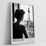 Paul Sinus Leinwandbild 80x120cm Berlin Germany Leinwandbild elegante Frau am Fenster mit Blick auf den Fernsehturm nostalgische Schwarz-Weiß-Stadtansicht