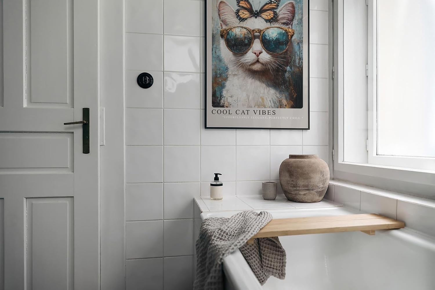 Paul Sinus Leinwandbild 40x60cm Cool Cat Vibes Leinwandbild stilvolle Katze mit Sonnenbrille und Schmetterling humorvolles modernes Kunstwerk