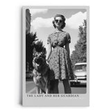 Paul Sinus Leinwandbild 60x90cm Die Dame und ihr Wächter – Stilvolles Schwarz-Weiß-Porträt einer eleganten Frau mit treuem Schäferhund