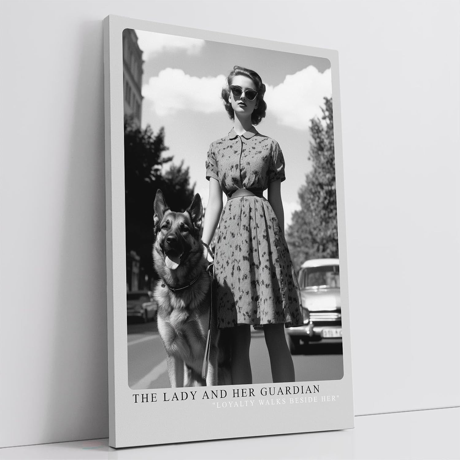 Paul Sinus Leinwandbild 60x90cm Die Dame und ihr Wächter – Stilvolles Schwarz-Weiß-Porträt einer eleganten Frau mit treuem Schäferhund