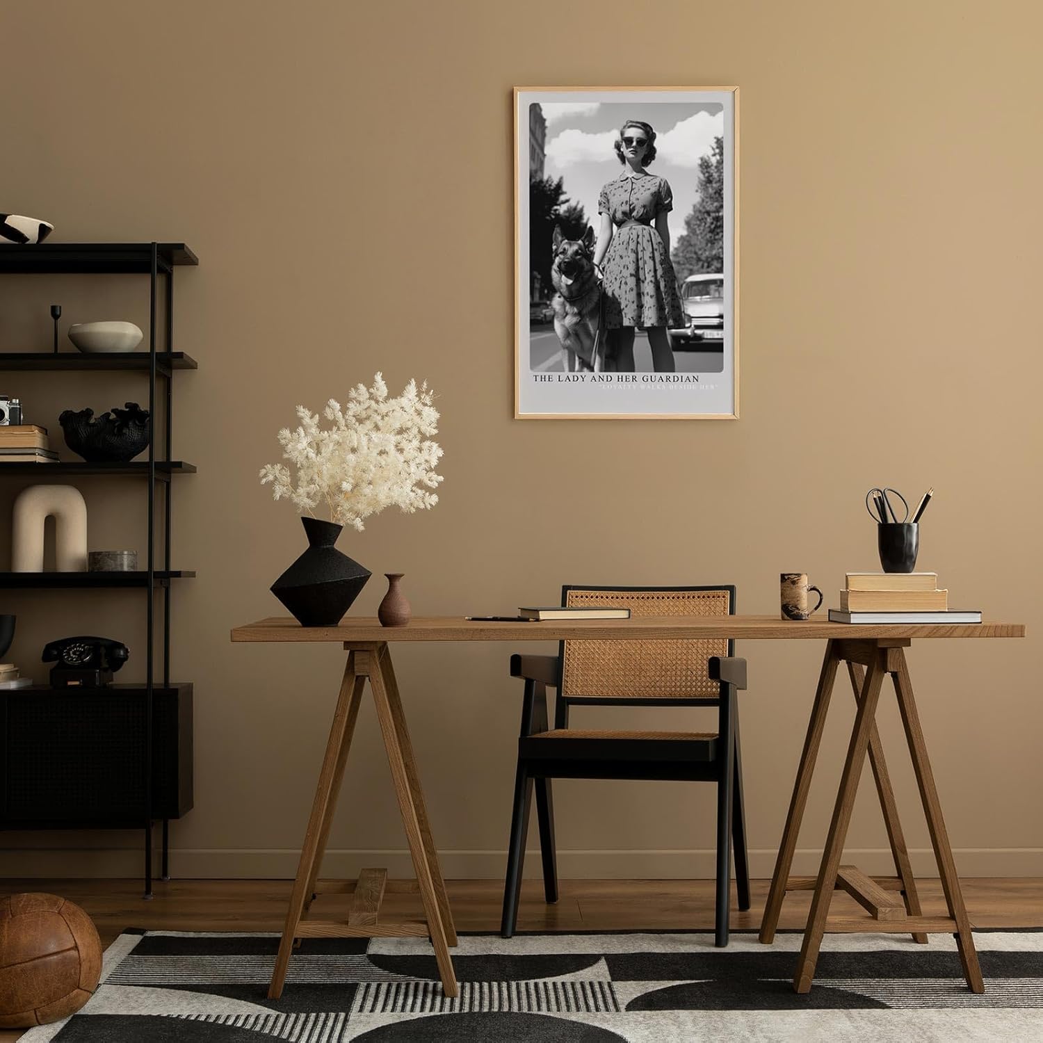 Paul Sinus Leinwandbild 60x90cm Die Dame und ihr Wächter – Stilvolles Schwarz-Weiß-Porträt einer eleganten Frau mit treuem Schäferhund