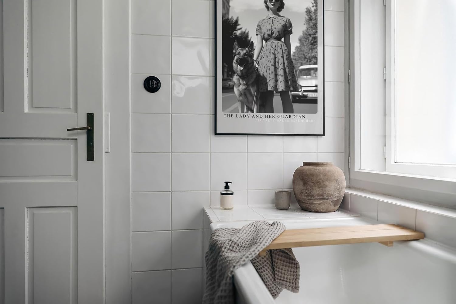 Paul Sinus Leinwandbild 60x90cm Die Dame und ihr Wächter – Stilvolles Schwarz-Weiß-Porträt einer eleganten Frau mit treuem Schäferhund