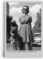 Paul Sinus Leinwandbild 60x90cm Die Dame und ihr Wächter – Stilvolles Schwarz-Weiß-Porträt einer eleganten Frau mit treuem Schäferhund
