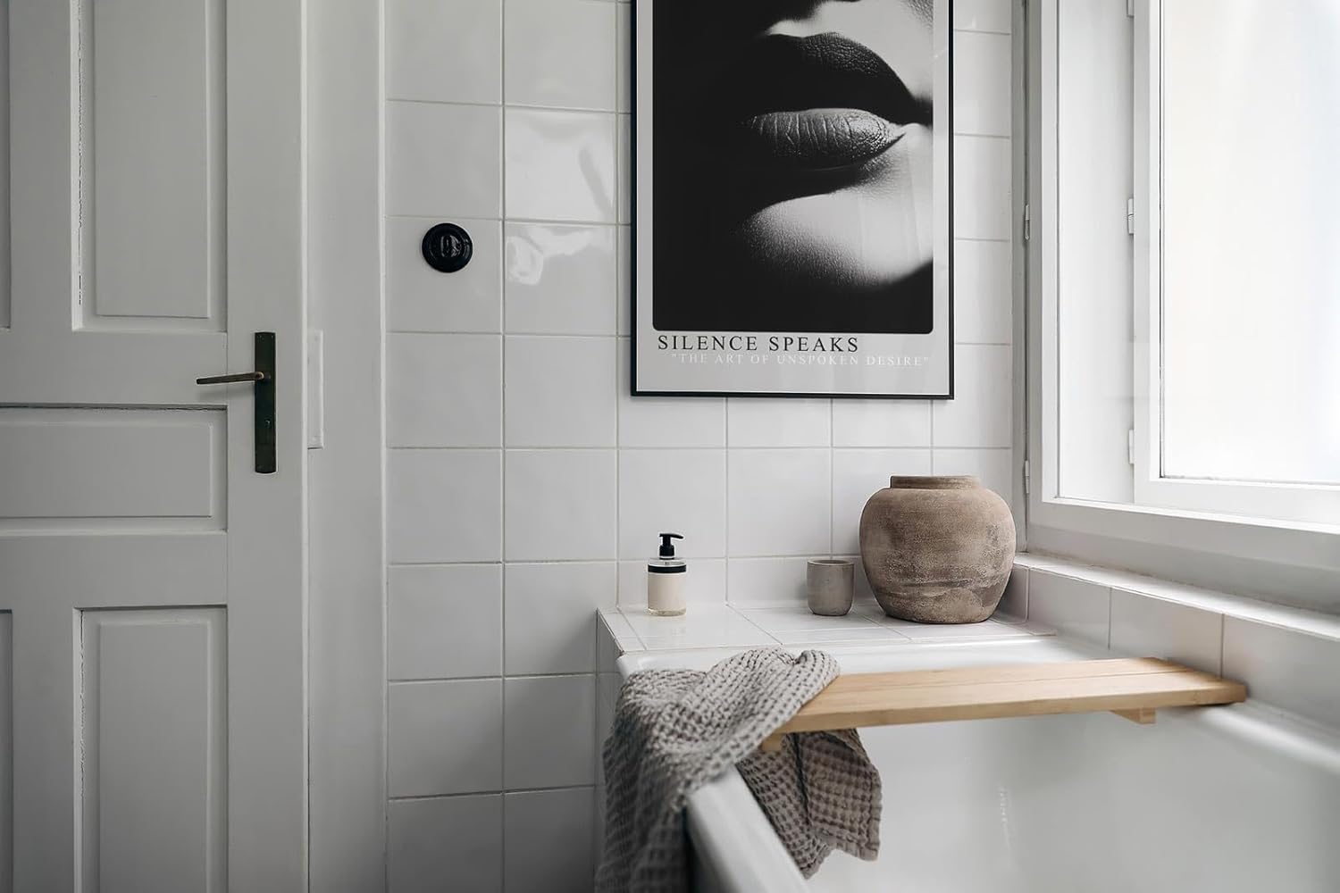 Paul Sinus Leinwandbild 40x60cm Die Sprache der Stille – Sinnliches Schwarz-Weiß-Porträt mit kontrastreicher Lichtführung und geheimnisvoller Eleganz