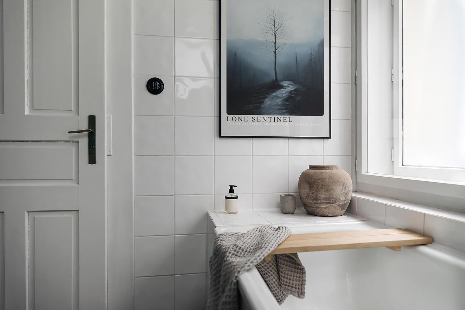 Paul Sinus Leinwandbild 60x90cm Einsamer Wächter – Mystische Landschaft mit kargem Baum, nebliger Atmosphäre und melancholischer Tiefe