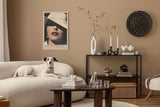 Paul Sinus Leinwandbild 60x90cm geheimnisvolle Frau mit rotem Lippenstift und elegantem Hut – stilvolles Leinwandbild mit zeitloser Ästhetik
