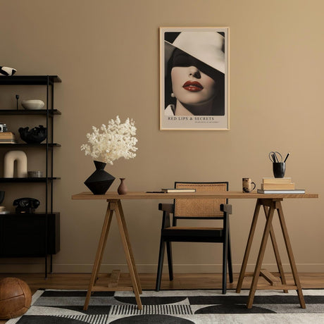 Paul Sinus Leinwandbild 60x90cm geheimnisvolle Frau mit rotem Lippenstift und elegantem Hut – stilvolles Leinwandbild mit zeitloser Ästhetik