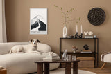 Paul Sinus Leinwandbild 60x90cm Gipfelpfad – Minimalistische Berglandschaft in Schwarz-Weiß mit kraftvoller Licht-Schatten-Dynamik