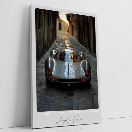 Paul Sinus Leinwandbild 80x120cm Argento Veloce Leinwandbild silbernes Sportwagen-Porträt in enger Gasse faszinierende Symbiose von Design