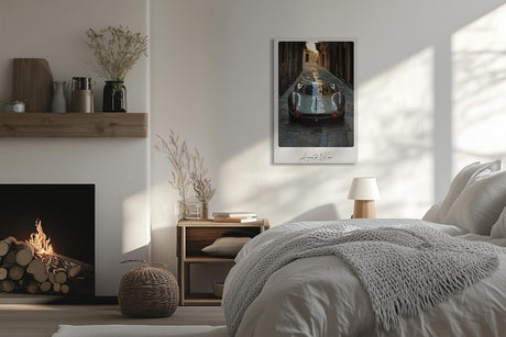 Paul Sinus Leinwandbild 80x120cm Argento Veloce Leinwandbild silbernes Sportwagen-Porträt in enger Gasse faszinierende Symbiose von Design