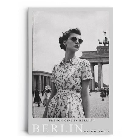 Paul Sinus Leinwandbild 60x90cm Berlin – Nostalgie, Vintage, 50er Jahre, Mode, Brandenburger Tor, Deutschland, Schwarz-Weiß, Retro, Ästhetik